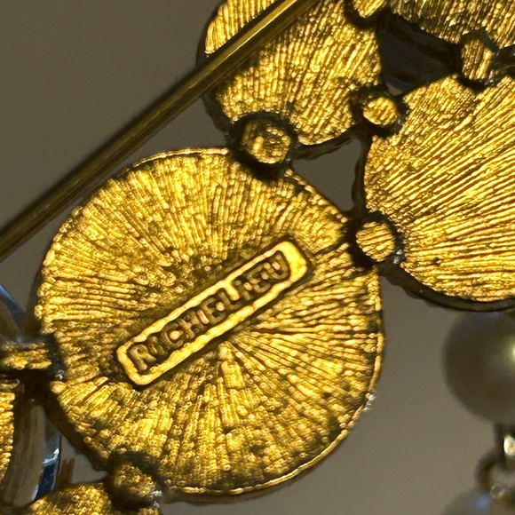 Vintage Richelieu Dangly Brooch Emerald Green faux gemstones and faux pearls - Picture 2 of 3